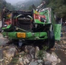 ছবিতে দেখুন, হিমাচল প্রদেশের কুলুতে খাদে পড়ল বাস, মৃত অন্তত ২৫, জখম ৩৫