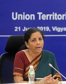 আর্থিক লক্ষ্যপূরণে রাজ্যগুলি কেন্দ্রের সঙ্গে তাল মিলিয়ে চলুক, বললেন নির্মলা