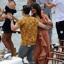 দেখুন! প্যারিসে নদীর বুকে নিক-প্রিয়ঙ্কার নাচ