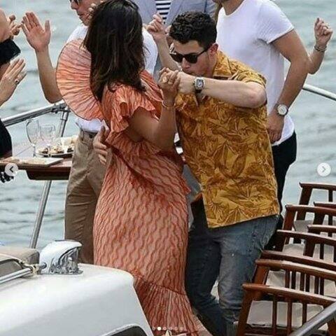 দেখুন তাঁদের আরও ছবি।