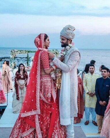 শোনা যাচ্ছে, মিমিই প্রথম নুসরতের হাতে বিয়ের আগের মেহেন্দি লাগান। নুসরতের স্বামী নিখিল জৈন শয্যাতুলুনি হিসেবে মিমিকে একলাখ টাকা দিয়েছেন। 