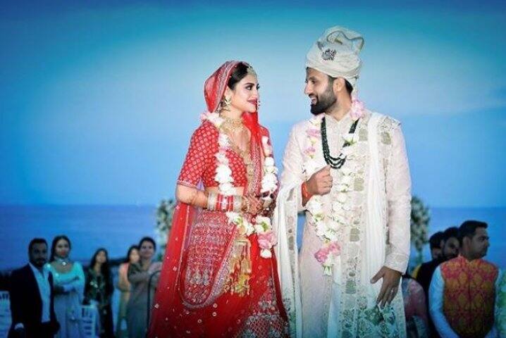 প্রথমে হিন্দু নিয়মমতে হয়েছে তাঁদের বিয়ে। বিয়েতে তাঁরা পরেন ডিজাইনার সব্যসাচীর পোশাক।