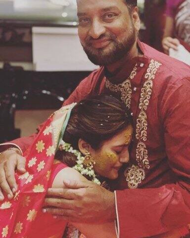 বিয়ের আগে বাবার সঙ্গে নুসরত। 