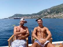 ফ্রান্সে চুটিয়ে ছুটি কাটাচ্ছেন রোনাল্ডো, আছে ছেলে ও বান্ধবী