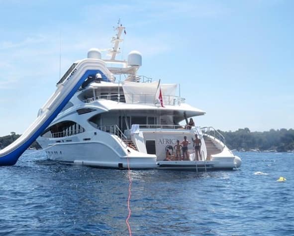 নিজের বিলাসবহুল ভ্রমণের ছবি সোশ্যাল মিডিয়ায় পোস্ট করেছেন রোনাল্ডো নিজেই। যা নিয়ে ইতিমধ্যেই সোশ্যাল মিডিয়ায় হৈ চৈ শুরু করে দিয়েছে রোনাল্ডো অনুরাগীরা। 