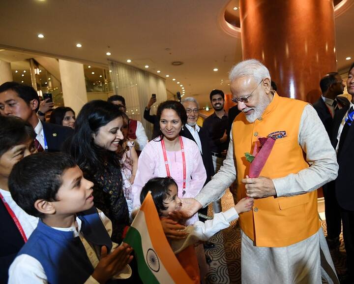 জি-২০ শীর্ষ বৈঠকে সামিল হতে বৃহস্পতিবার জাপানে পৌঁছেছেন ভারতের প্রধানমন্ত্রী নরেন্দ্র মোদি। তাঁকে উষ্ণ অভ্যর্থনা জানায় জাপানে বসবাসকারি প্রবাসী ভারতীয়রা। 