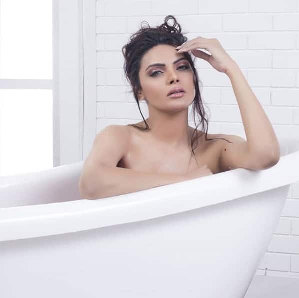 এই ভিডিয়ো ইনস্টাগ্রামে পোস্ট করা মাত্রই তা সামাজিক মাধ্যমে ভাইরাল হয়ে যায়। (সমস্ত ছবি শার্লিন চোপড়ার ইনস্টাগ্রাম প্রোফাইল থেকে নেওয়া হয়েছে) 