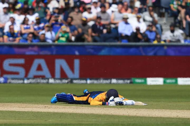 এদিন, শ্রীলঙ্কা ও প্রোটিয়াদের মধ্যে ম্যাচ চলছিল ডারহামের চেস্টার-লে-স্ট্রিটের রিভারসাইড গ্রাউন্ডে। ম্যাচের তখন ৪৮ ওভার। শ্রীলঙ্কা ব্যাটিং করছিল। ক্রিজে ছিলেন ইসুরু উডানা ও সুরঙ্গা লাকমল। আচমকা, মাঠে হানা দেয় একঝাঁক মৌমাছি।