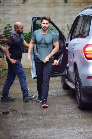 নাচের রিহার্সাল সেরে বার হচ্ছেন বরুণ ধবন। 