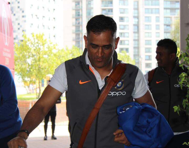 সমালোচকদের জবাব দিয়ে ওয়েস্ট ইন্ডিজের বিরুদ্ধে চাপের মুখে দুরন্ত হাফসেঞ্চুরি করেছেন মহেন্দ্র সিংহ ধোনি। তাঁর অভিজ্ঞতাও দলের বড় সম্পদ।