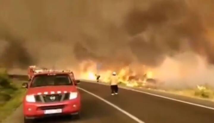 তাপপ্রবাহের সঙ্গে ইউরোপে এই দাবানলের এই সমস্যা দেখা দিয়েছে। স্পেনের আবহাওয়া বিভাগের পূর্বাভাস, দেশের একটি বিস্তীর্ণ অংশে শনিবার তাপমাত্রা ৩৬ ডিগ্রি হতে পারে।মাদ্রিদ সহ মধ্যাঞ্চল ও দক্ষিণে তাপমাত্রা ৪০ ডিগ্রি ছাড়াতে পারে। উত্তর-পূ্র্বাঞ্চলের কোনও কোনও অংশে তাপমাত্রা ৪২ ডিগ্রিতে পৌঁছতে পারে বলে সতর্ক করা হয়েছে। আগামী রবিবার থেকে ইউরোপে তাপপ্রবাহ কমতে পারে বলে আবহাওয়া বিভাগ পূর্বাভাস দিয়েছে।Image: Twitter @VictorLeonardi2 