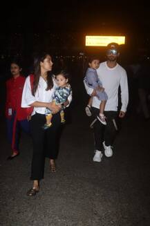 মুম্বই বিমানবন্দরে শাহিদ-মীরা, সঙ্গে ছোট্ট মিশা আর জৈন, দেখে নিন ছবিতে