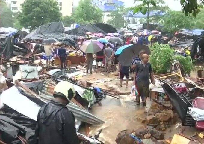 টানা এবং প্রবল বৃষ্টির জেরে দেওয়াল ভেঙে দুটি দুর্ঘটনায় ১৬ জনের মৃত্যু হয়েছে মুম্বই এবং কল্যাণে।