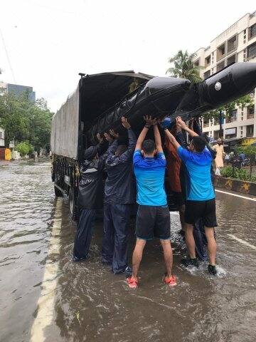 ধ্বংসস্তূপ থেকে আহতদের উদ্ধার করতে ব্যস্ত উদ্ধারকারীরা।