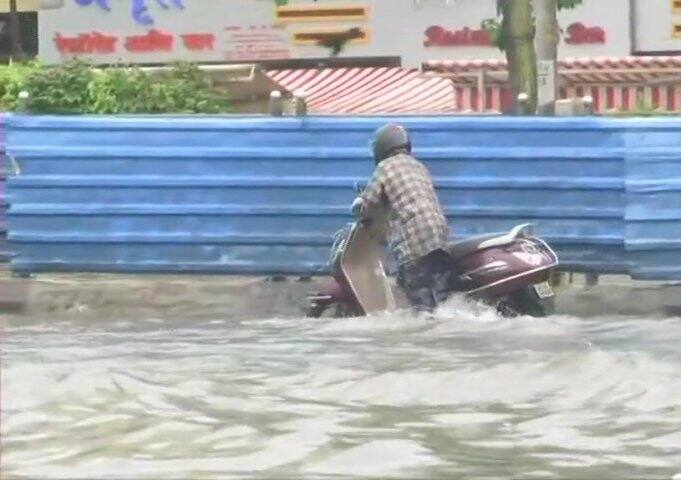 গত পাঁচ দিন ধরেই মুম্বইয়ে বৃষ্টির দাপট চলছিল। তার উপর রবিবার থেকে ২০০ মিলিমিটার বা তারও বেশি বৃষ্টিপাত হচ্ছে প্রতিদিন। রাস্তাঘাট, রেলপথ— প্রায় সবই জলমগ্ন হয়ে কার্যত বিপর্যস্ত হয়ে পড়েছে বাণিজ্য নগরীর জনজীবন