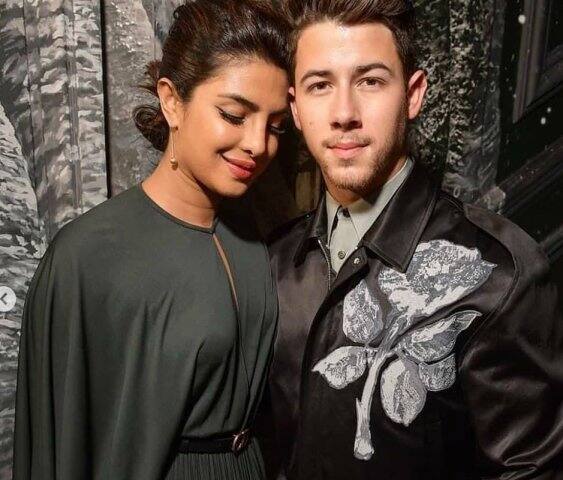 প্রিয়ঙ্কা-নিক নিকের ভাই জো টার্নার ও তাঁর বান্ধবীর বিয়ে উপলক্ষ্যে প্যারিস গিয়েছিলেন। তখনই তাঁরা যোগ দেন প্যারিস ফ্যাশন সপ্তাহে।