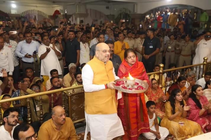 আমদাবাদের জগন্নাথ মন্দিরে স্ত্রী সোনাল শাহের সঙ্গে মঙ্গল আরতি করতে দেখা যায় কেন্দ্রীয় স্বরাষ্ট্রমন্ত্রী অমিত শাহকে। ছবি সৌজন্যে ট্যুইটার