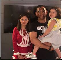 ছবিতে দেখুন: ধোনি ৩৮, জন্মদিন সেলিব্রেট করলেন স্ত্রী সাক্ষী, কন্যা জীভা ও সতীর্থদের সঙ্গে