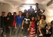 ছবিতে দেখুন: ধোনি ৩৮, জন্মদিন সেলিব্রেট করলেন স্ত্রী সাক্ষী, কন্যা জীভা ও সতীর্থদের সঙ্গে