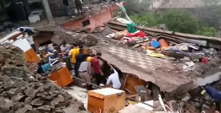 HP building collapse: 4 rescued, over 30 feared trapped হিমাচলে বহুতল ধসে পড়ে আটক সেনাকর্মী সহ ৩০, মৃত অন্তত ২, শুরু উদ্ধারকার্য