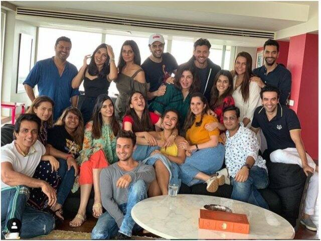 পার্টিতে যোগ দেন হৃতিক রোশনও। 