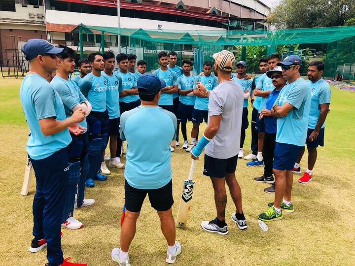 আপাতত রিহ্যাব চলছে বাঁহাতি ওপেনারের। তার ফাঁকেই বেঙ্গালুরুতে জাতীয় ক্রিকেট অ্যাকাডেমিতে অনূর্ধ্ব ১৯ ক্রিকেটারদের উদ্বুদ্ধ করলেন ধবন