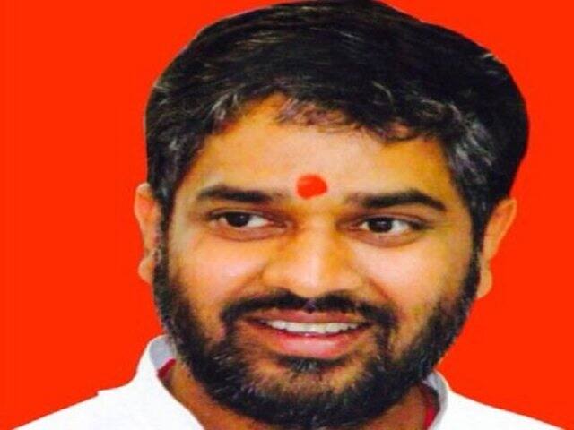 Former PM Chandra Shekhar's son Neeraj Shekhar joins BJP সপা ছেড়ে বিজেপিতে প্রাক্তন প্রধানমন্ত্রী চন্দ্রশেখরের ছেলে নীরজ