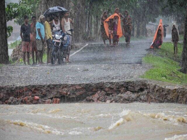 মঙ্গলবারও বিহারে বন্যা পরিস্থিতির কোনও উন্নতি হয়নি। রাজ্যের ১২ জেলার প্রায় ২৫ লক্ষ মানুষ বন্যার কবলে পড়েছেন বলে সরকারি সূত্রের খবর। এই ছবি গত ১৩ জুলাইয়ের ফোরবেসগঞ্জের। আরারিয়া জেলায় পাশ্ববর্তী নেপালের পাহাড়ি এলাকায় প্রবল বৃষ্টির জলের তোড়ে ভেঙে যাওয়া বাঁধের সামনে দাঁড়িয়ে স্থানীয়রা। ছবি-পিটিআই