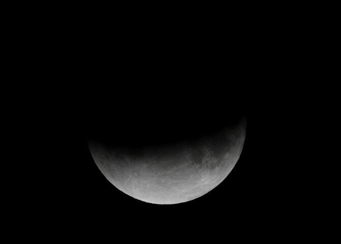 ভোর সাড়ে ৪টে নাগাদ গ্রহণমুক্তি ঘটে চাঁদের।