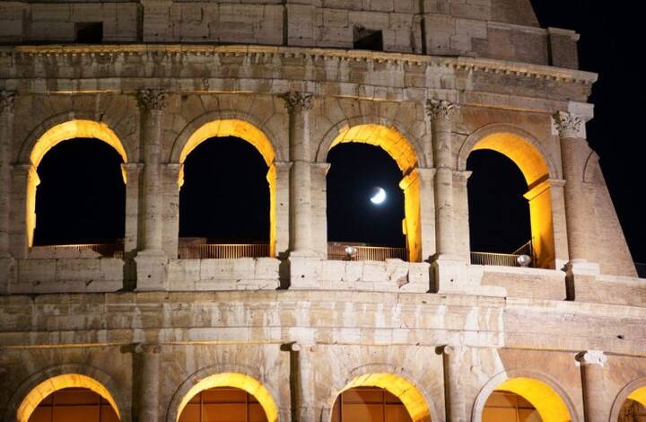 ইতালিতে গ্রহণের চাঁদের লুকোচুরি।