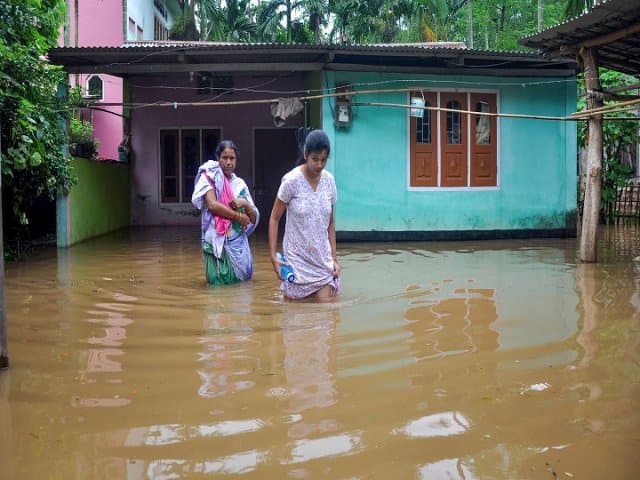 Assam flood, Akshay Kumar donates Rs 2 cr, Hima Das gives half a months pay to CM Relief Fund অসমে বন্যা: ২ কোটি টাকা দেওয়ার কথা ঘোষণা অক্ষয় কুমারের, ত্রাণ তহবিলে অর্ধেক বেতন দান হিমা দাসের
