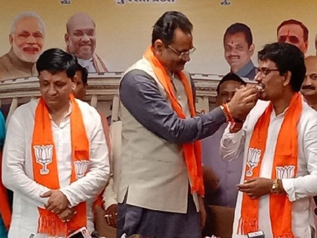 Former Congress MLAs Alpesh Thakor, Zala join BJP in Gujarat গুজরাতে ২ প্রাক্তন কং বিধায়ক অল্পেশ ঠাকোর ও দভলসিংহ জালা যোগ দিলেন বিজেপিতে