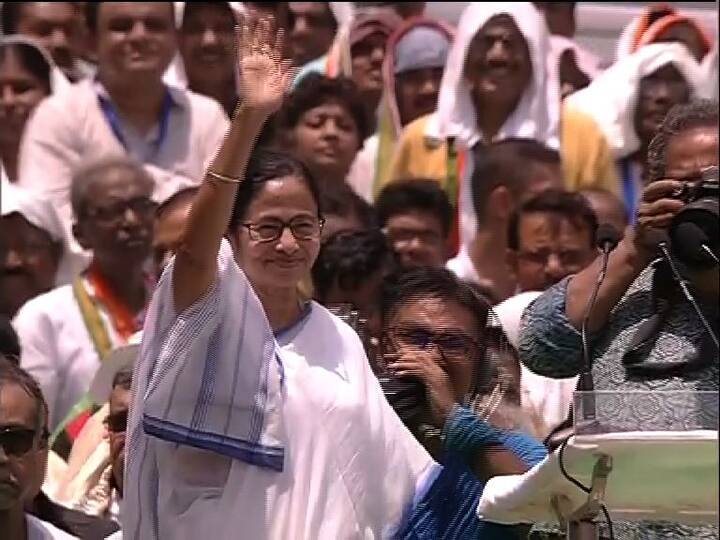 ২১ জুলাই উপলক্ষে তৃণমূল নেত্রী মমতা বন্দ্যোপাধ্যায়ের ট্যুইট বার্তা। তিনি লিখেছেন, আজ ঐতিহাসিক ২১ জুলাই শহিদ দিবস। ২৬ বছর আগে আজকের দিনেই, ১৩ জন যুব কর্মী পুলিশের গুলিতে নিহত হন। সেই থেকে প্রতিবছর আমরা এই দিনটিকে শহিদ দিবস হিসেবে পালন করি। বাম জমানায় নিহত সকল শহিদদের আমার প্রণাম জানাই। ১৯৯৩ সালে ২১ জুলাই আন্দোলনের দাবি ছিল, নো আইডি কার্ড, নো ভোট। এবছর আমাদের দাবি, গণতন্ত্র ফিরিয়ে দাও, মেশিন নয়, ব্যালট চাই। আসুন, আজ সকলে মিলে দেশে গণতন্ত্র উদ্ধারের অঙ্গীকার নিই