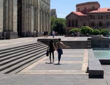 দুই মেয়ে, বয়ফ্রেন্ডের সঙ্গে আর্মেনিয়ায় ছুটি কাটাচ্ছেন সুস্মিতা