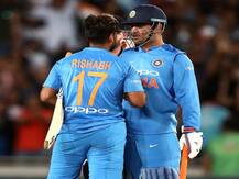 ঋষভ তৈরি না হওয়া পর্যন্ত ধোনিকে খেলে যেতে বলেছে টিম ম্যানেজমেন্ট, দাবি রিপোর্টে