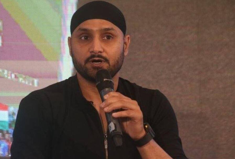 Netizens Call out Harbhajan Singh on Bigoted Tweet about Chandrayaan-2 Success চন্দ্রযান-২ নিয়ে নাম না করে পাকিস্তানকে কটাক্ষ, সোশ্যাল মিডিয়ায় সমালোচনার মুখে হরভজন