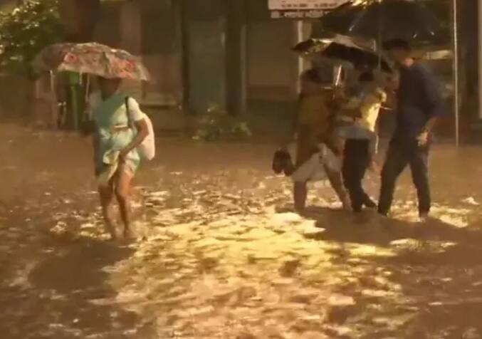 দাদার, কুরলা, পালঘর ও ঠানেতে জল জমে গিয়েছে। ছবি সৌজন্যে এএনআই