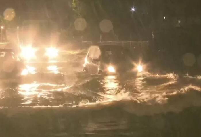 রাস্তায় জল জমে যাওয়ার ফলে গাড়ির গতি অত্যন্ত শ্লথ। ছবি সৌজন্যে এএনআই