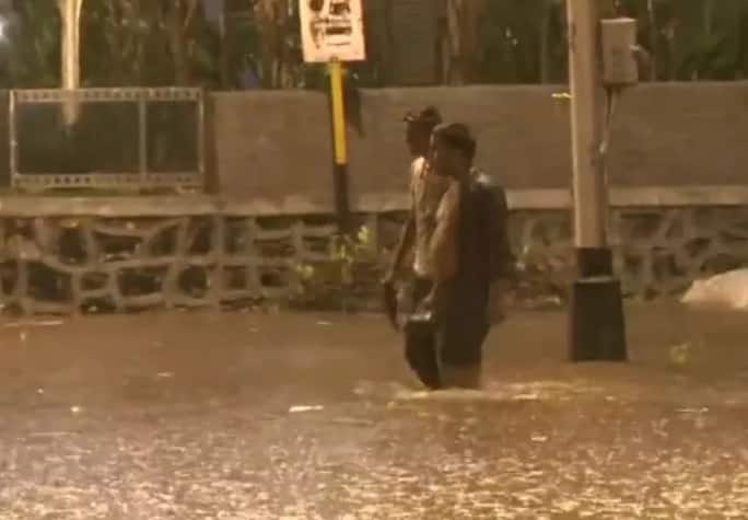 আবহাওয়া বিভাগের পক্ষ থেকে জানানো হয়েছে, আগামী ২৪ ঘণ্টায় মুম্বই শহর ও শহরতলিতে বৃষ্টির সম্ভাবনা রয়েছে। ছবি সৌজন্যে এএনআই