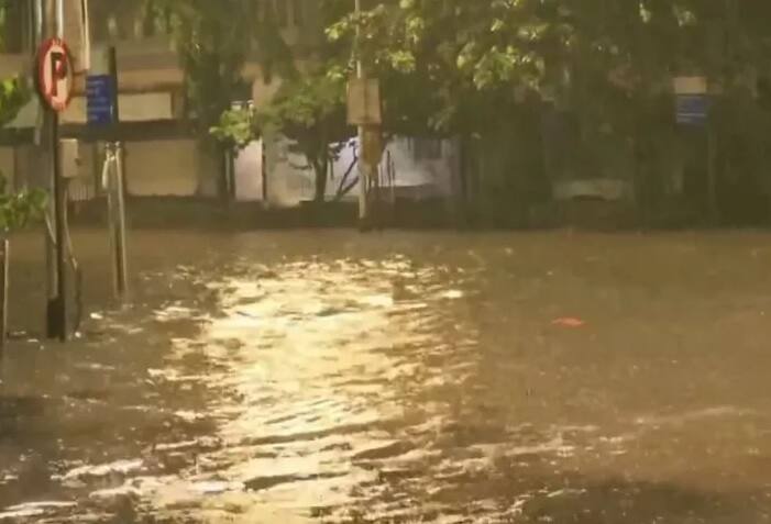 আবহাওয়া বিভাগের পূর্বাভাস সত্যি হলে ৪৮ ঘণ্টা ভারী বৃষ্টি হবে মুম্বইয়ে। ফলে মানুষের সমস্যা বাড়বে। ছবি সৌজন্যে এএনআই