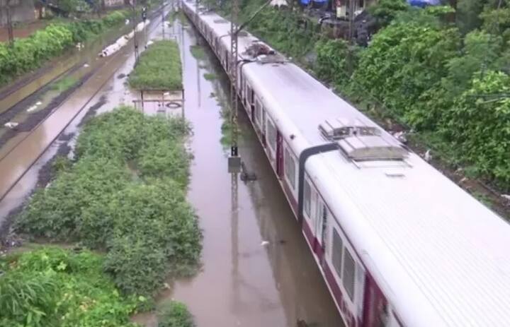 রেল লাইনে জল জমে যাওয়ার ফলে ট্রেন চলাচল বিঘ্নিত হচ্ছে। 