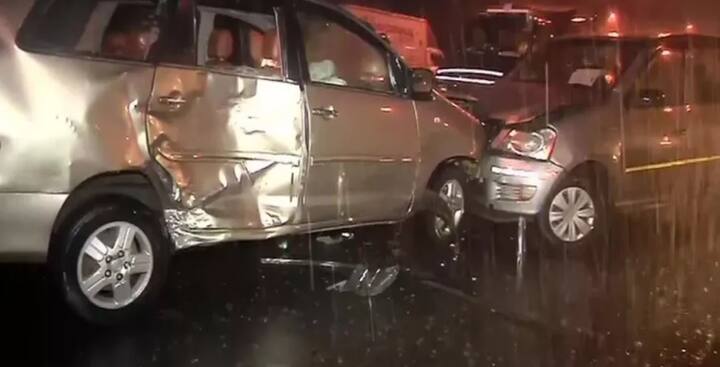 আজ ভোরে প্রবল বৃষ্টির ফলে দৃশ্যমানতা কমে যাওয়ায় তিনটি গাড়ি একে অপরকে ধাক্কা মারে। এই দুর্ঘটনায় আটজন জখম। ছবি সৌজন্যে এএনআই