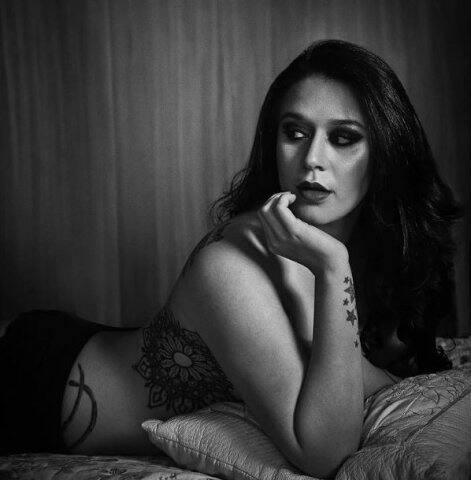 কোমর ও পেটেও ট্যাটু রয়েছে তাঁর।