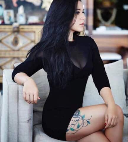 পায়েও রয়েছে দারুণ সুন্দর ট্যাটু।