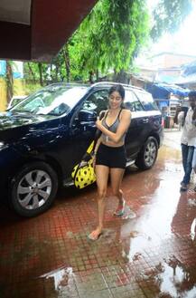 বৃষ্টিস্নাত মুম্বইয়ে জিমের বাইরে ঝলমলে জাহ্নবী কপূর