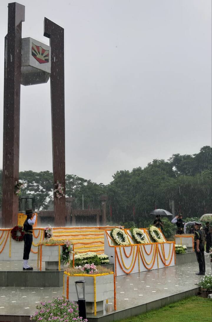কলকাতায় সেনার ইস্টার্ন কমান্ডের সদর দফতরে মহা সাড়ম্বরে পালিত হল কার্গিল বিজয় দিবস। আঞ্চলিক সেনাপ্রধান জেনারেল অফিসার কমান্ডিং-ইন-চিফ (জিওসি-ইন-সি) লেফটেন্যান্ট জেনারেল এম এম নারাভানে এদিন বিজয় স্মারকে পুষ্পার্ঘ্য দিয়ে ‘অপারেশন বিজয়’-তে দেশের জন্য চরম বলিদান দেওয়া শহীদ জওয়ানদের শ্রদ্ধা জানান।