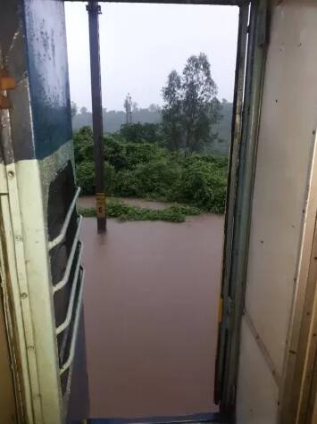 মহারাষ্ট্রের বদলাপুর ও ওয়াঙ্গনি স্টেশনের মাঝে আটকে পড়েছিল মহালক্ষ্মী এক্সপ্রেস। রেল লাইনে জল জমে যাওয়ায় ট্রেনটি চালানো সম্ভব হচ্ছিল না। ফলে সমস্যায় পড়েন যাত্রীরা। প্রায় ১৭ ঘণ্টার চেষ্টায় নিরাপদে ট্রেন থেকে সব যাত্রীকে উদ্ধার করা সম্ভব হয়েছে।