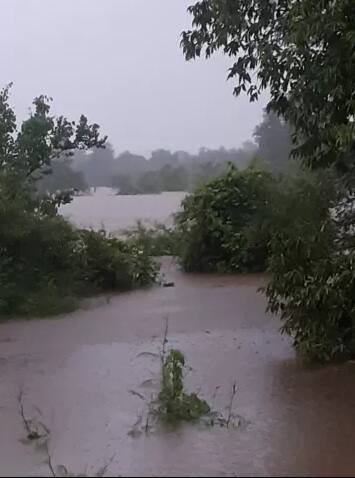 ট্রেনে আটকে পড়া যাত্রীদের উদ্ধারে নামে জাতীয় বিপর্যয় মোকাবিলা বাহিনী, নৌবাহিনী, বিমানবাহিনী, রেল ও রাজ্য প্রশাসন। শেষপর্যন্ত যাত্রীদের উদ্ধার করা সম্ভব হয়। 