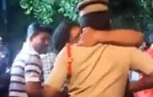 পুলিশকে চুমু, হায়দরাবাদে গ্রেফতার যুবক