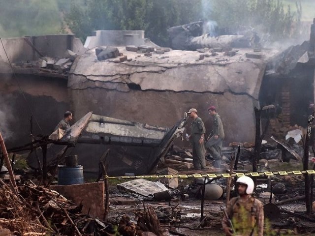 Pak Army plane crashes in Rawalpindi, kills 17 people, including two pilots রাওয়ালপিন্ডিতে ভেঙে পড়ল পাক সেনার বিমান, ২ পাইলট সহ মৃত ১৭
